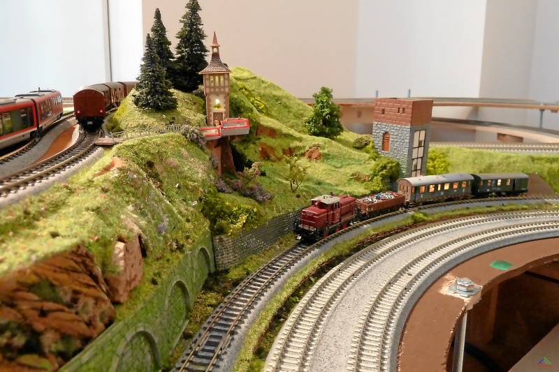 202 Ennschleife.JPG - Die Aussichtsplattform ist ein Highlight auf dem Weg vieler Enntalwanderer. Im Hintergrund die Ruine Nburg